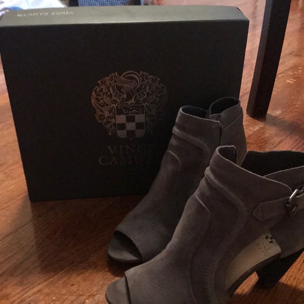 Excellent condition Vince Camuto peep toe in suede. Worn two times.